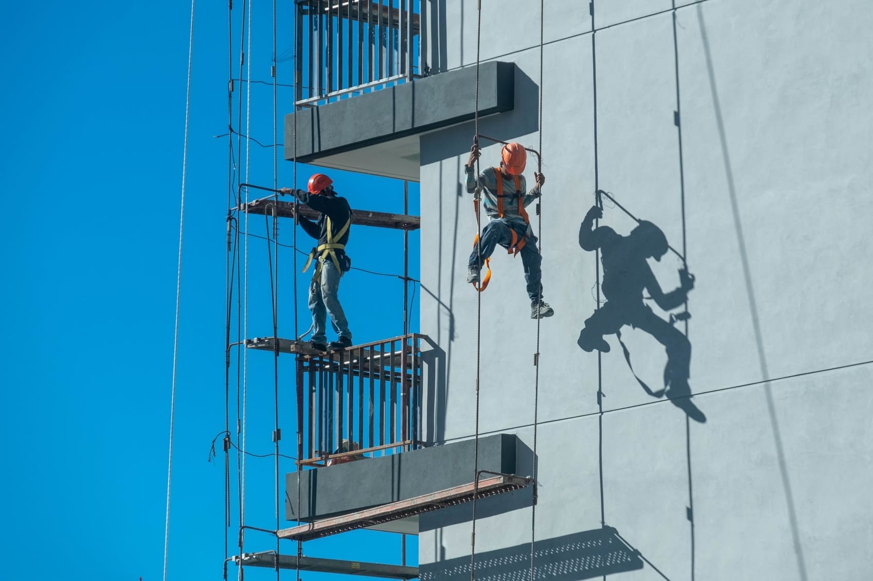 ¿Quién necesita alas teniendo cuerdas? Así trabajan los superhéroes de las alturas