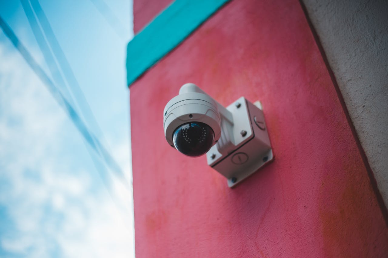 Instalación de cámaras de seguridad en los jardines de la comunidad