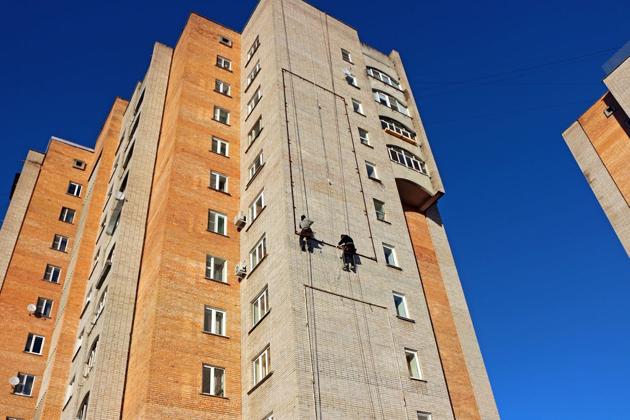 Trabajos verticales para pintar fachadas de edificios comunitario