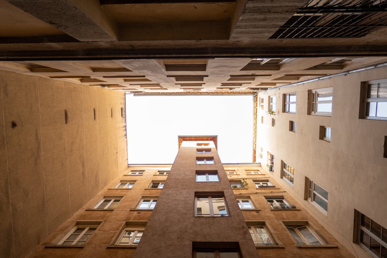 La importancia de la limpieza del patio de luces