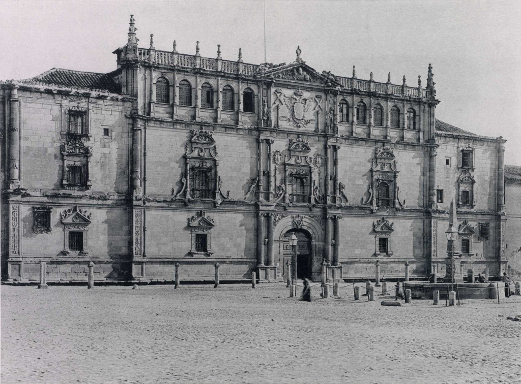 Fachada de la Universidad, el Colegio Mayor de San Ildefonso, hacia 1891