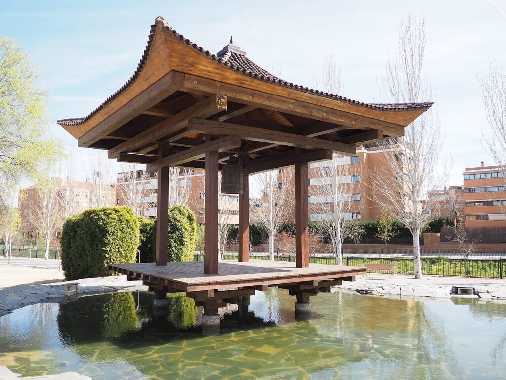 La Campana de la Paz, en el jardín de la Vega