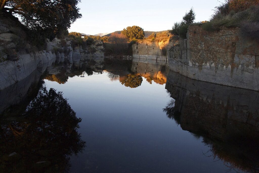 Cortes en la roca de una cantera de la Dehesa de Alpedrete