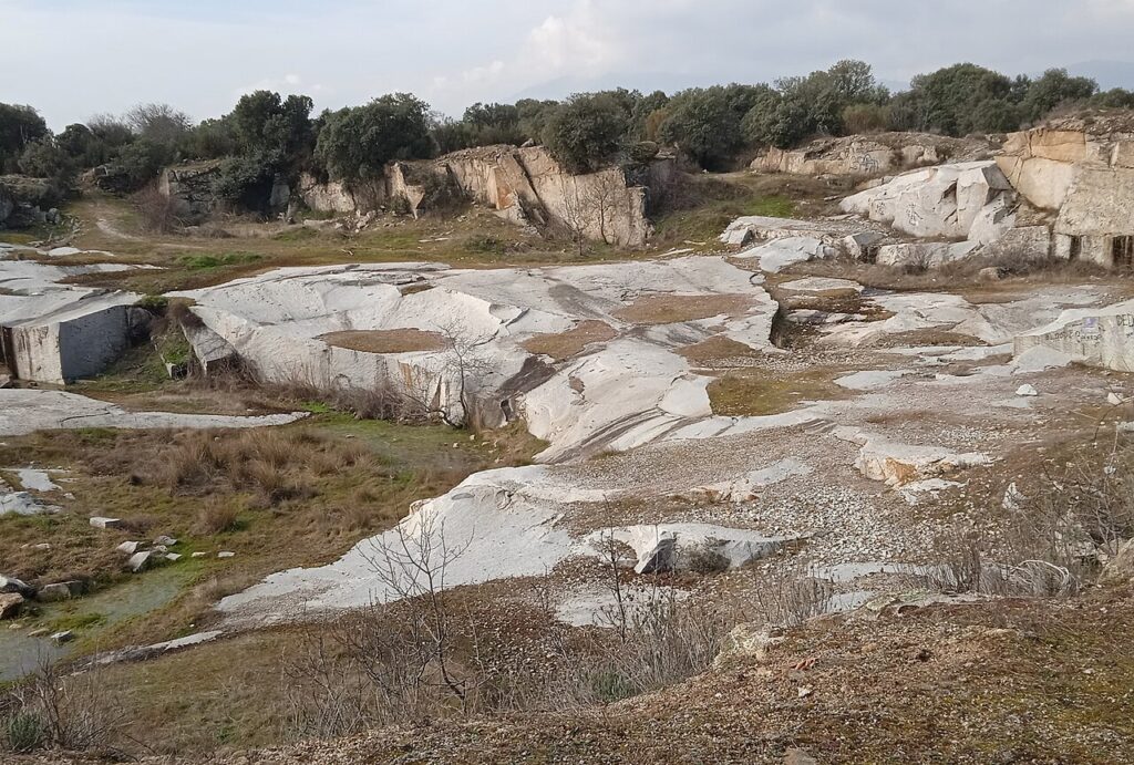 Una de las antiguas canteras de granito de Alpedrete