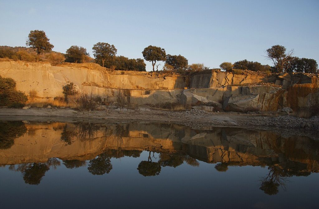 Agua y granito en las canteras abandonadas de la Dehesa