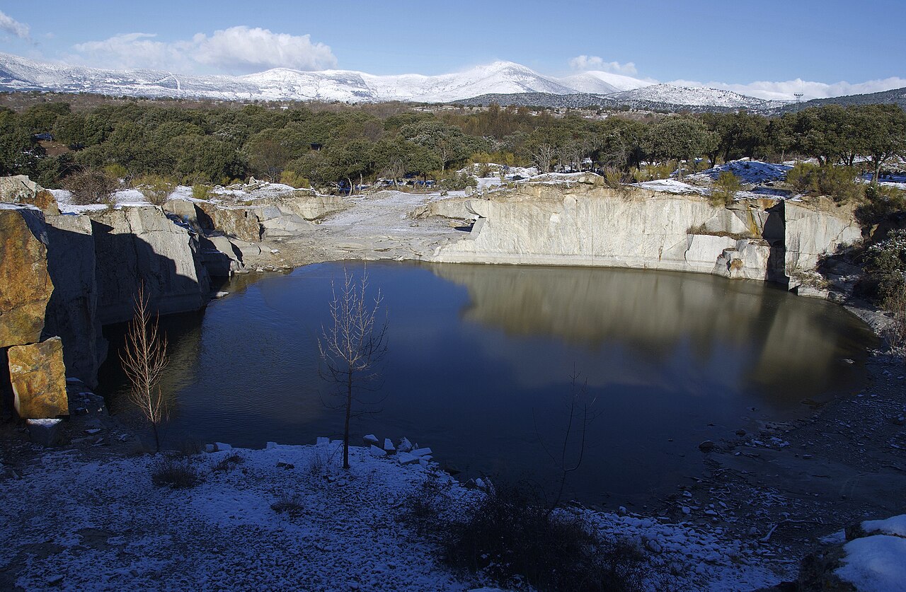 Una antigua cantera de granito en la Dehesa de Alpedrete, hoy inundada por el agua