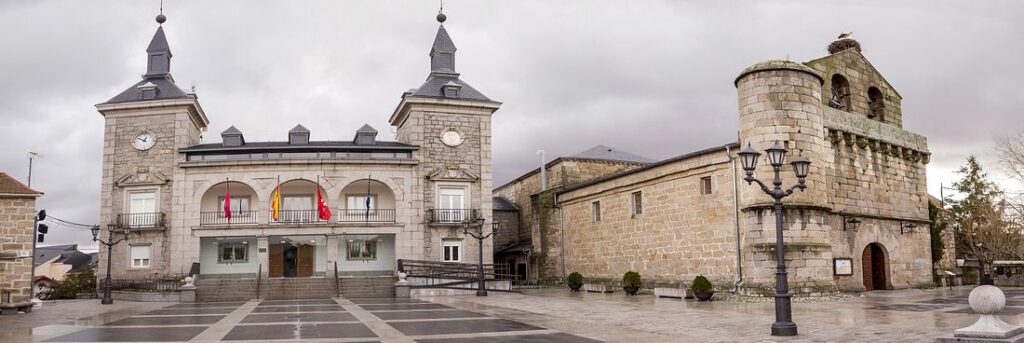 La plaza del Ayuntamiento y la iglesia de Alpedrete