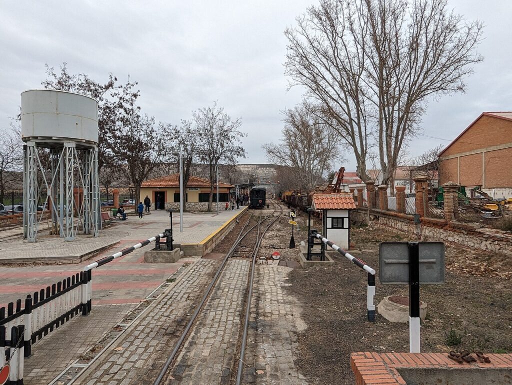 El tren histórico de Arganda en la estación de La Poveda