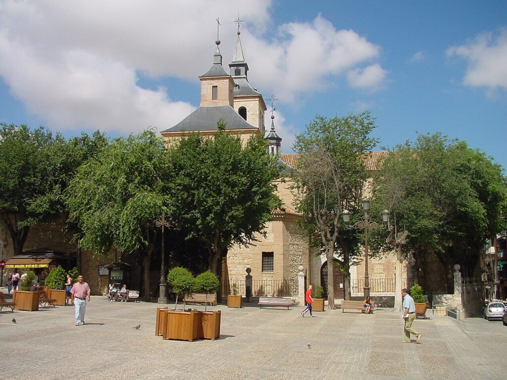 La plaza y la iglesia de San Juan Bautista, en el centro de Arganda