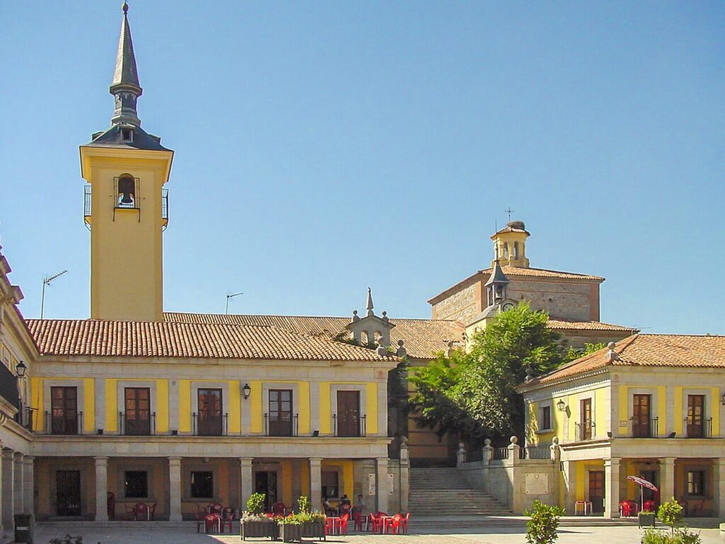 La iglesia de Brunete desde la plaza Mayor