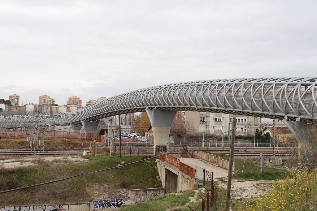La pasarela peatonal que une Butarque con San Cristóbal de los Ángeles por encima de las vías