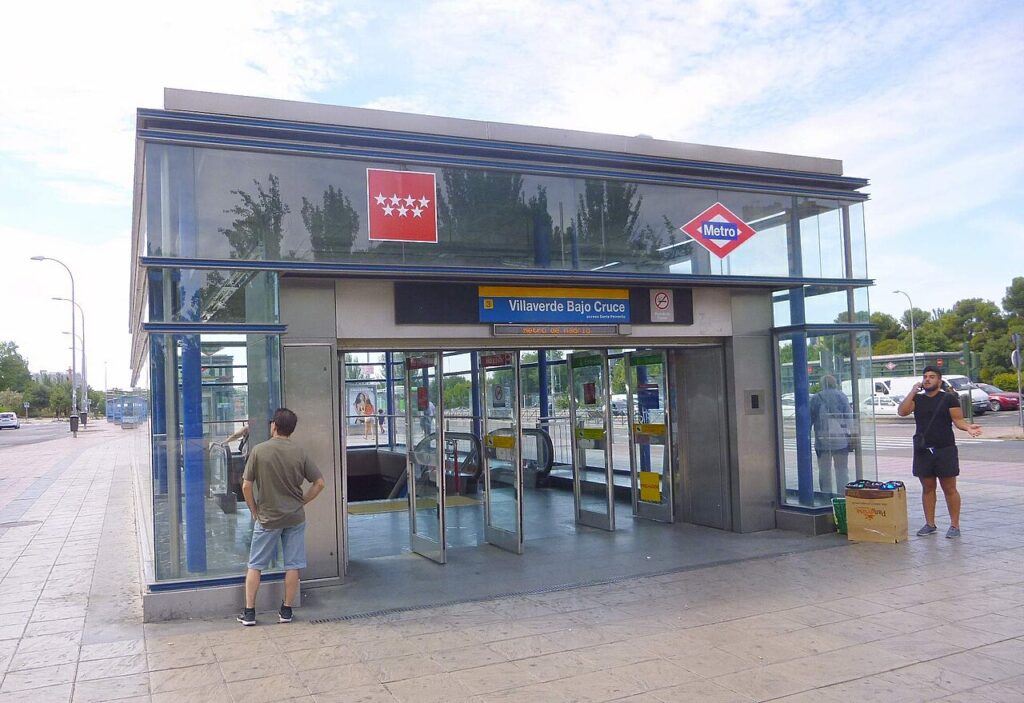 Acceso a la estación de metro de Villaverde Bajo-Cruce, en la línea 3