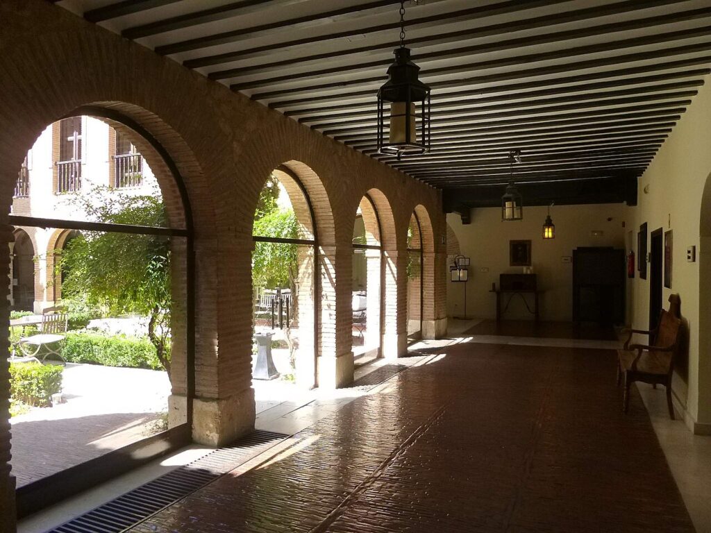 El claustro del antiguo convento de agustinos, hoy Parador