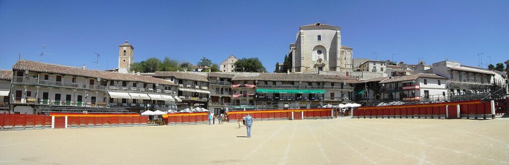 Panorámica de la plaza Mayor de Chinchón, con sus balcones de madera
