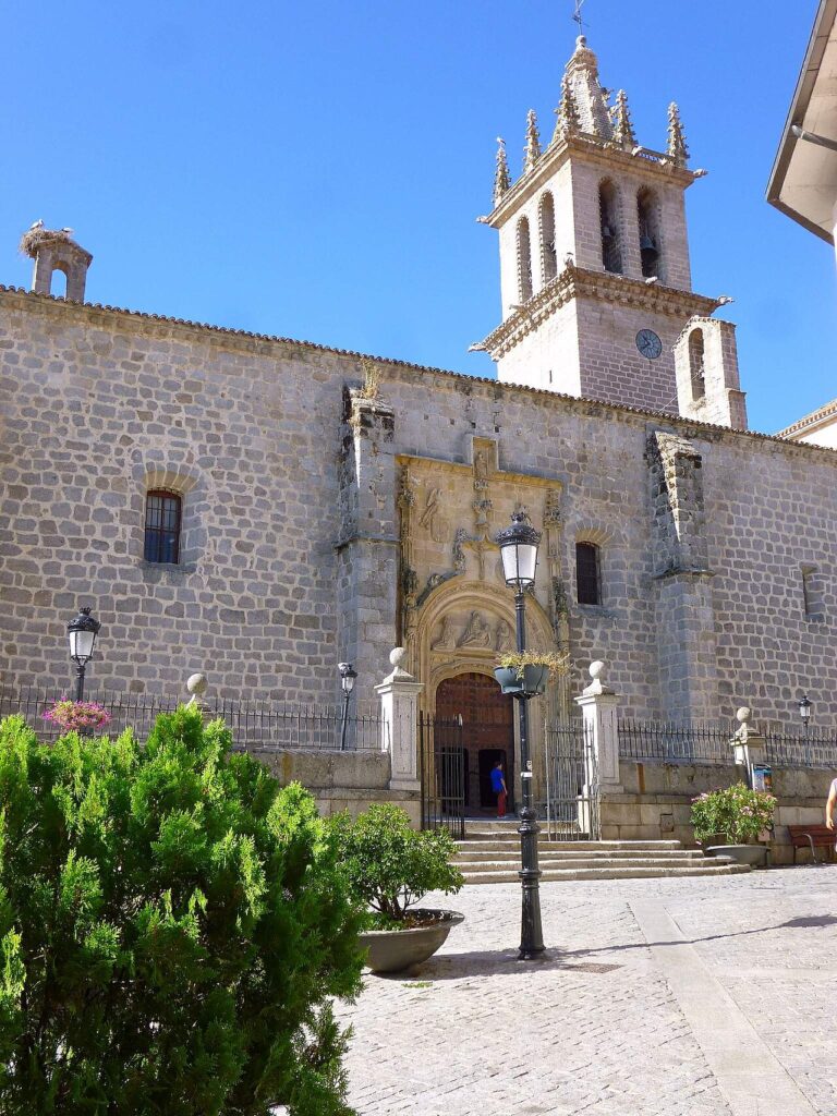 Otra vista de la basílica de la Asunción, el gran templo del pueblo