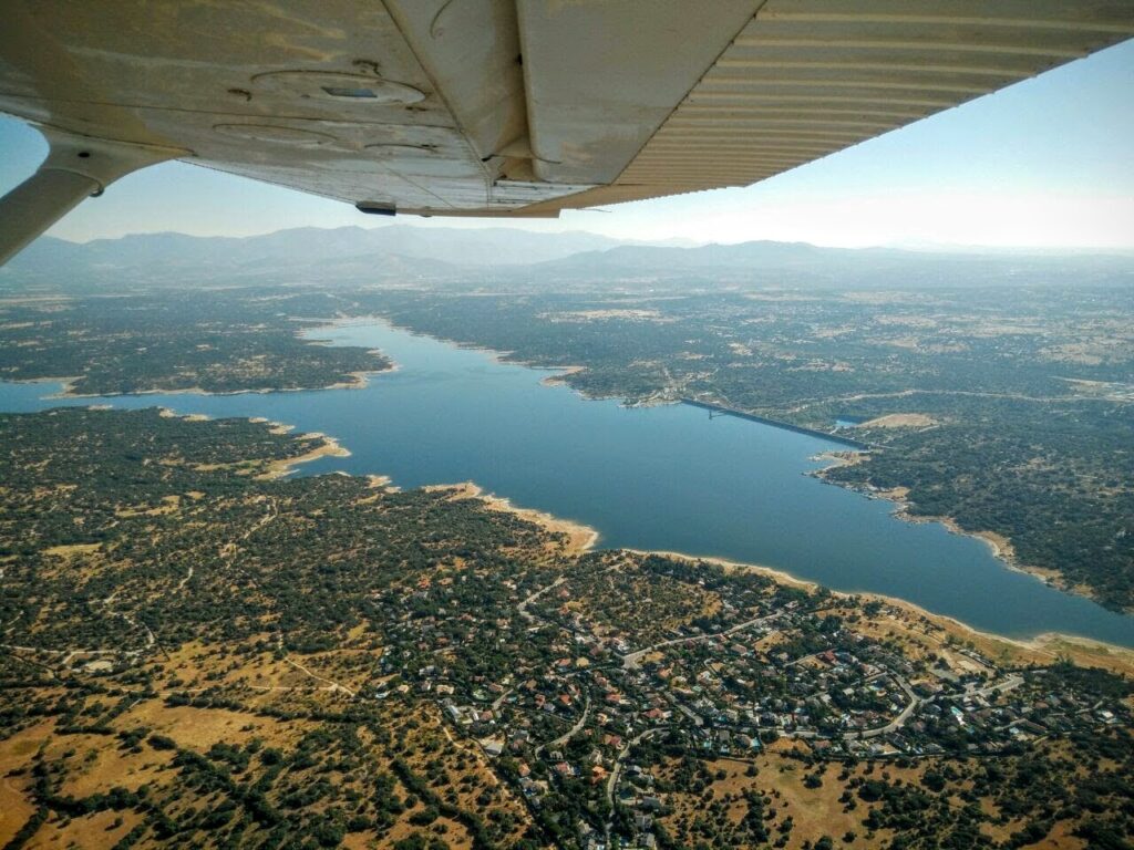 El embalse de Valmayor, al este del término