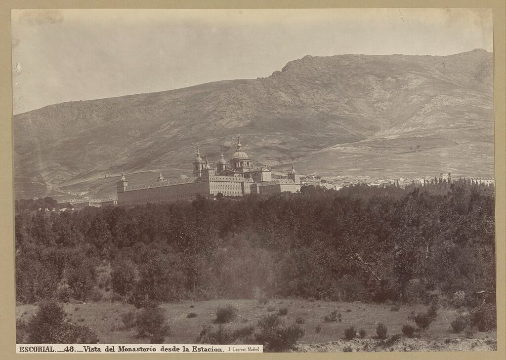 Vista del Monasterio desde la estación de El Escorial en una fotografía de 1857