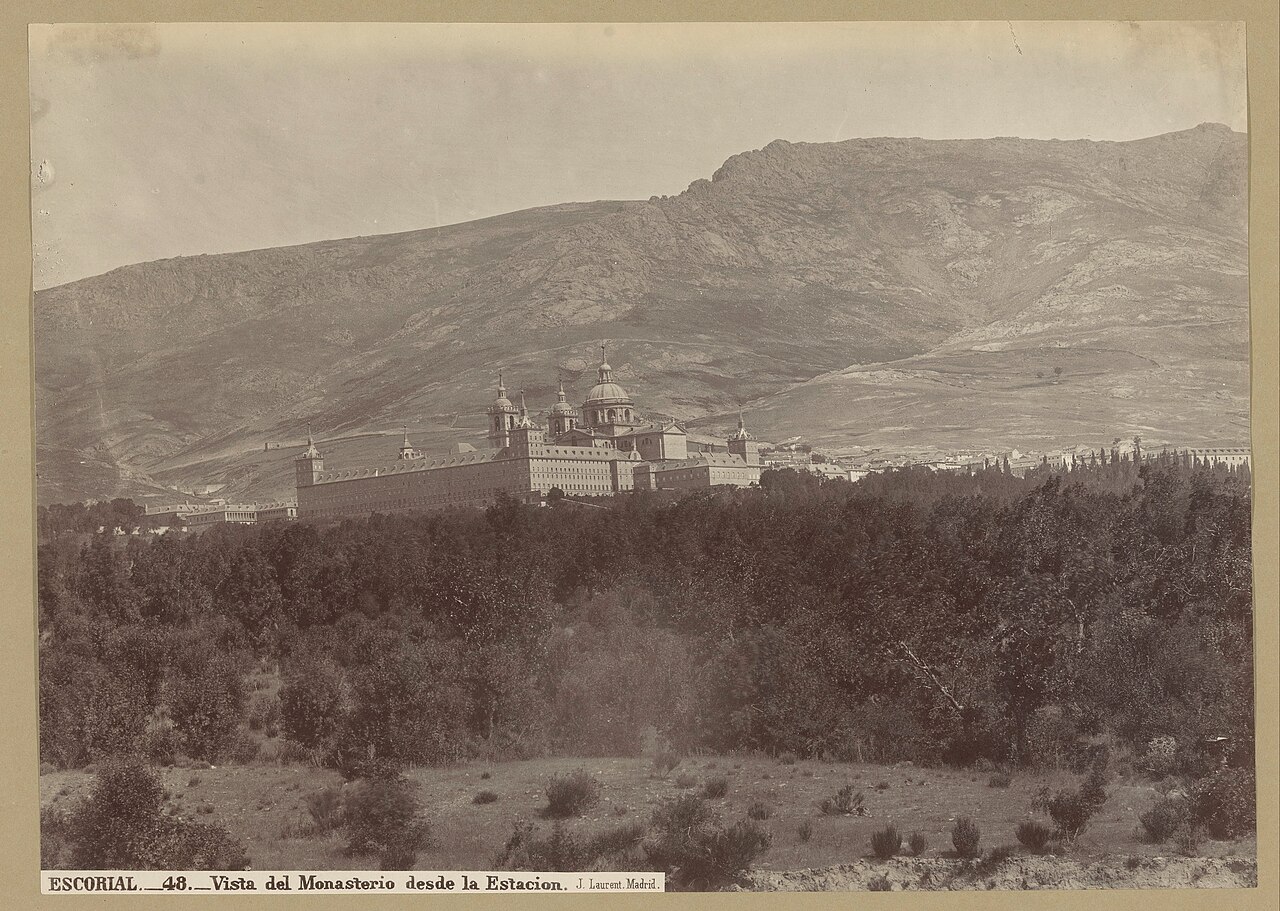 Vista del Monasterio desde la estación de El Escorial en una fotografía de 1857