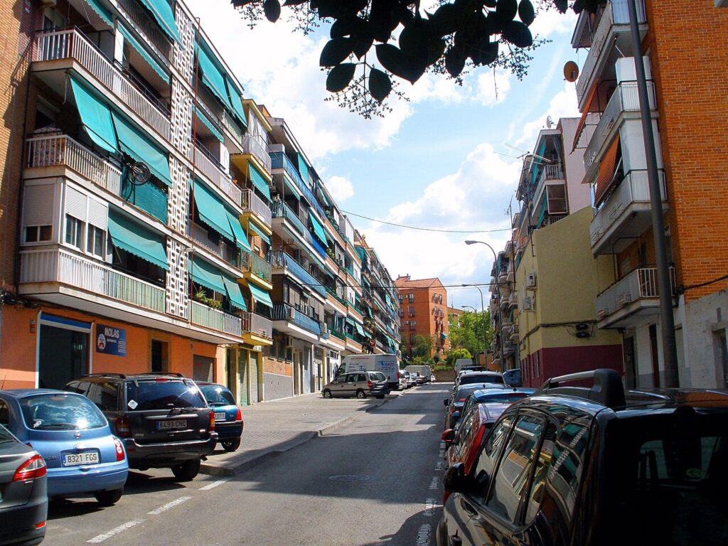 Una calle del barrio de Entrevías, en el distrito de Puente de Vallecas