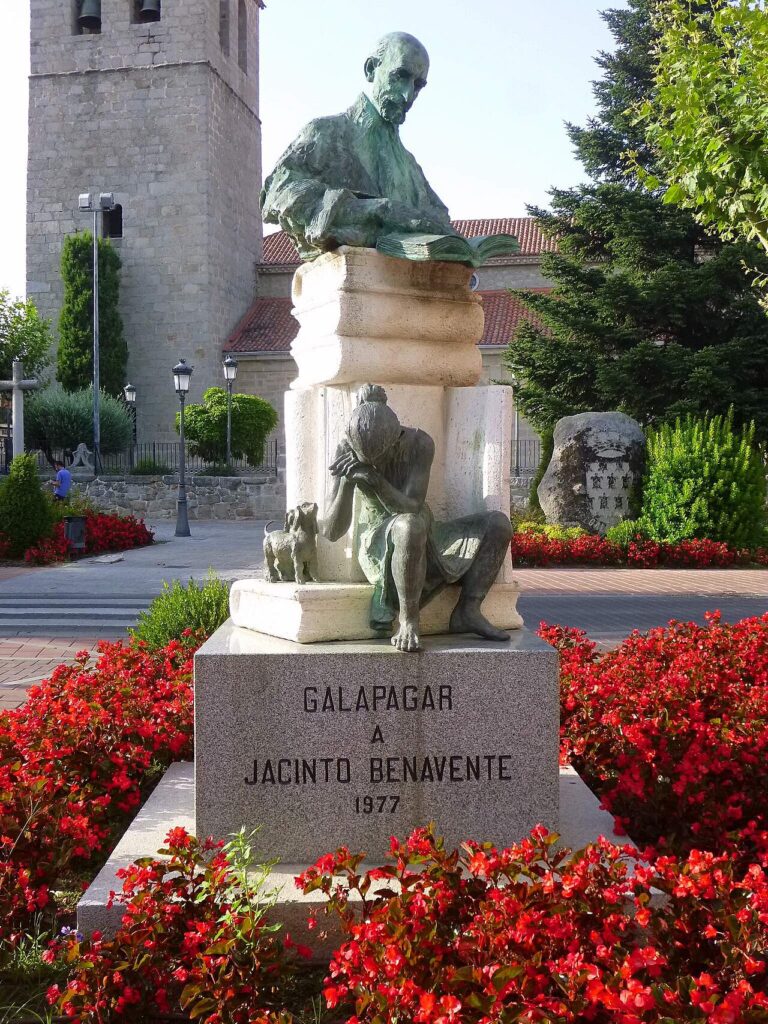 Monumento a Jacinto Benavente en la plaza de la Constitución