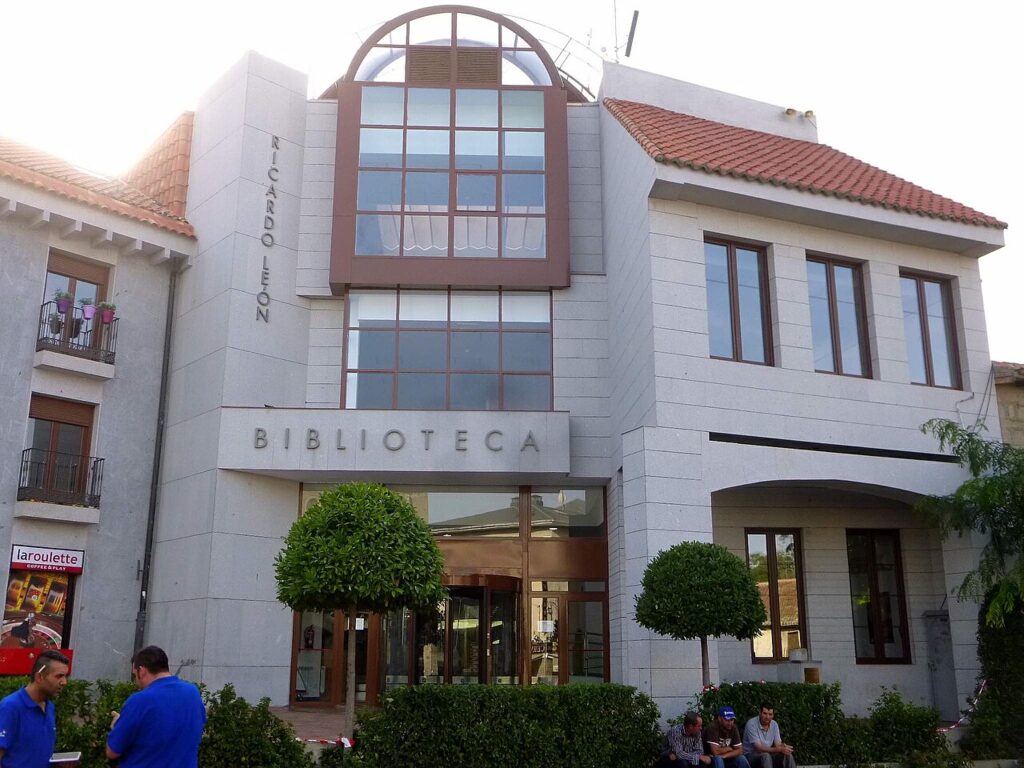 La biblioteca municipal Ricardo León, en la plaza de la Constitución