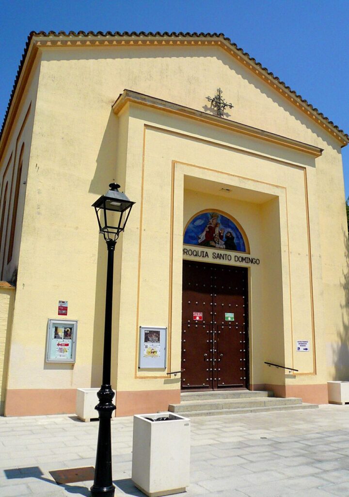 La iglesia de Santo Domingo de Guzmán, con su torre mudéjar de ladrillo