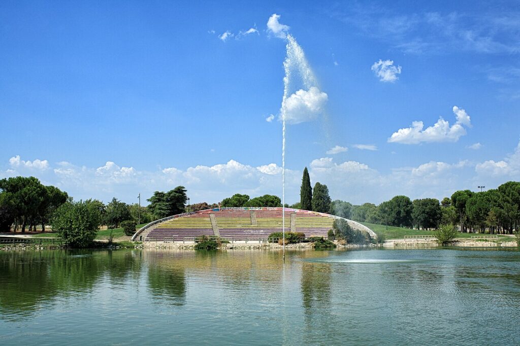El auditorio del parque de las Cruces, en el límite del barrio