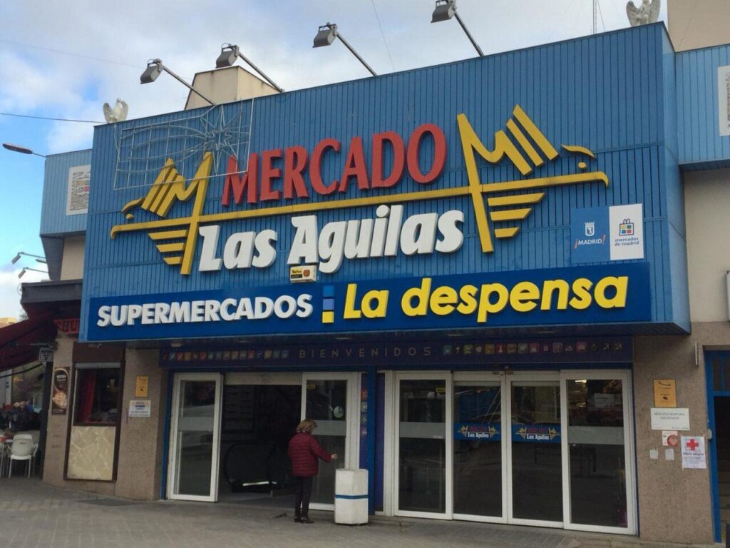 Interior del mercado de Las Águilas