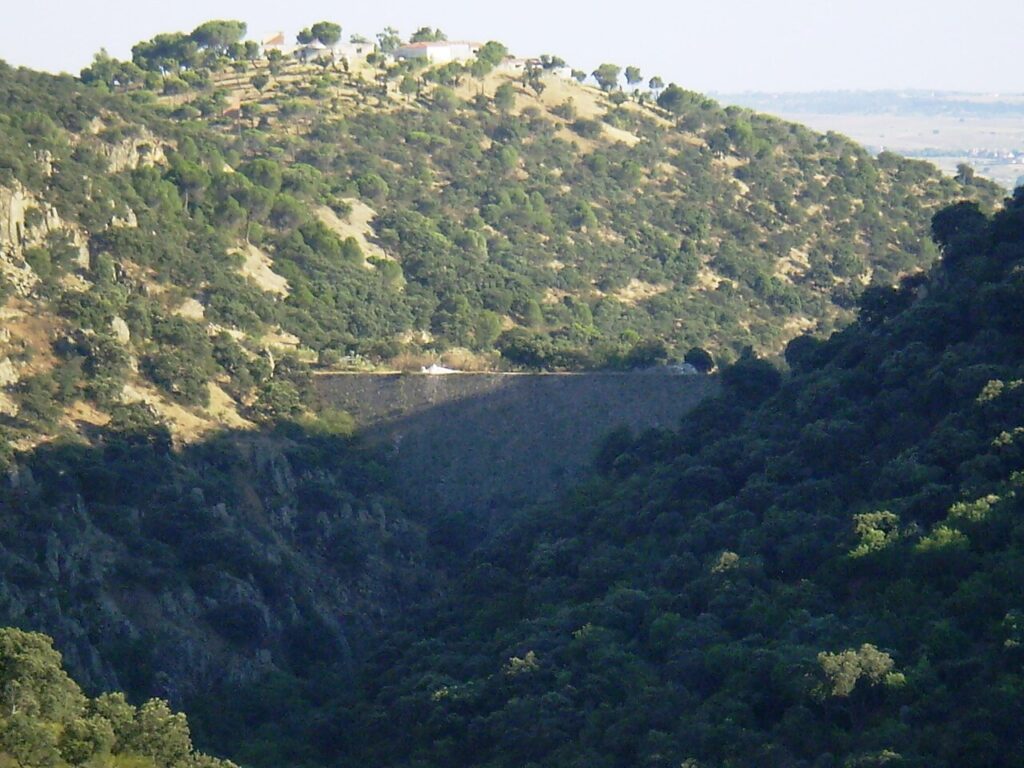 Las ruinas de la presa de El Gasco sobre el río Guadarrama