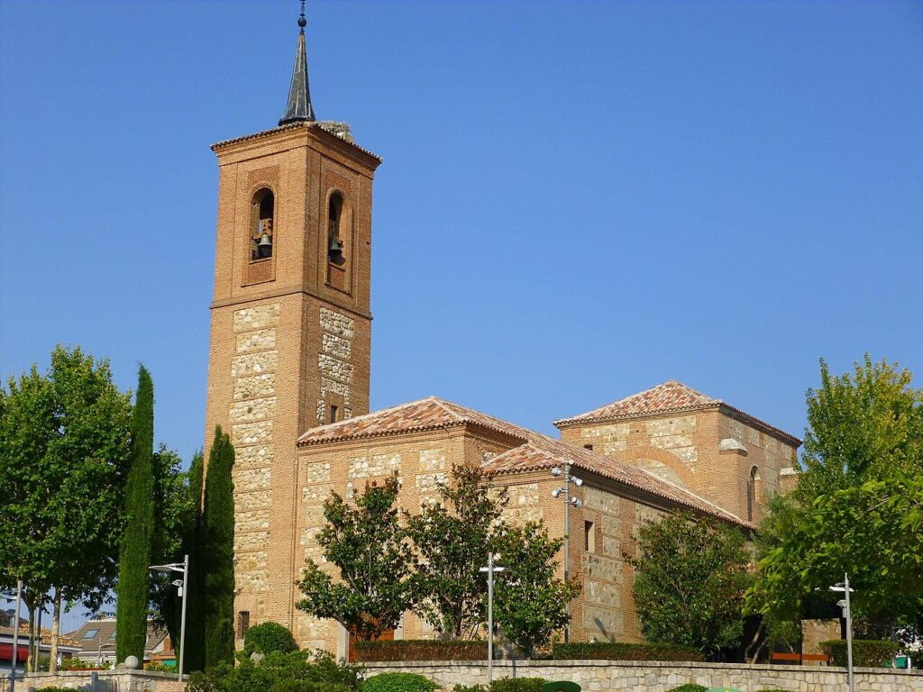 La iglesia de San Miguel Arcángel, reconstruida tras la Guerra Civil