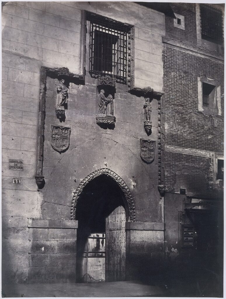 La fachada del antiguo Hospital de la Latina, fundado por Beatriz Galindo, en una foto de 1857