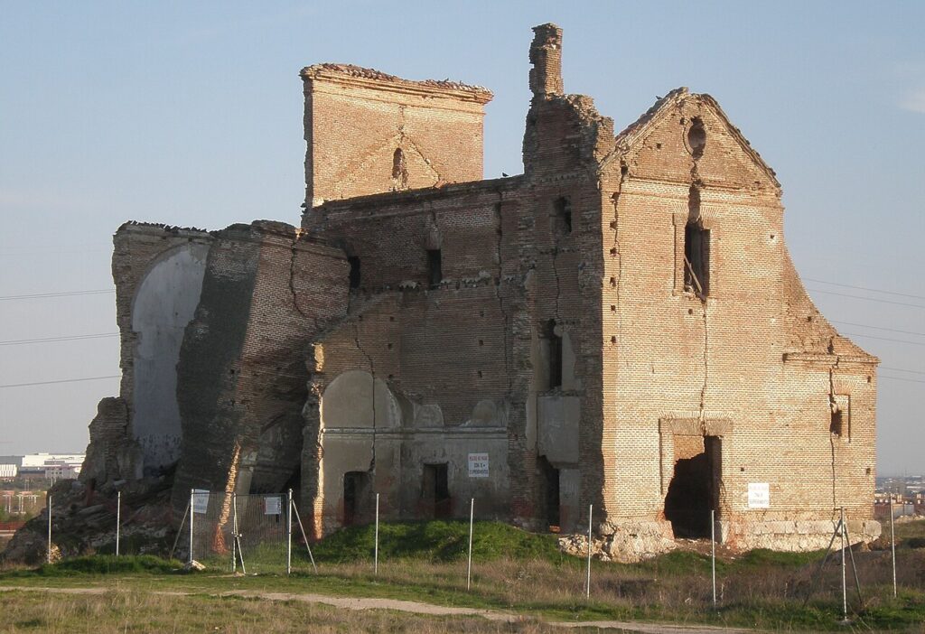 Ruinas de la iglesia de San Pedro en el parque de Polvoranca