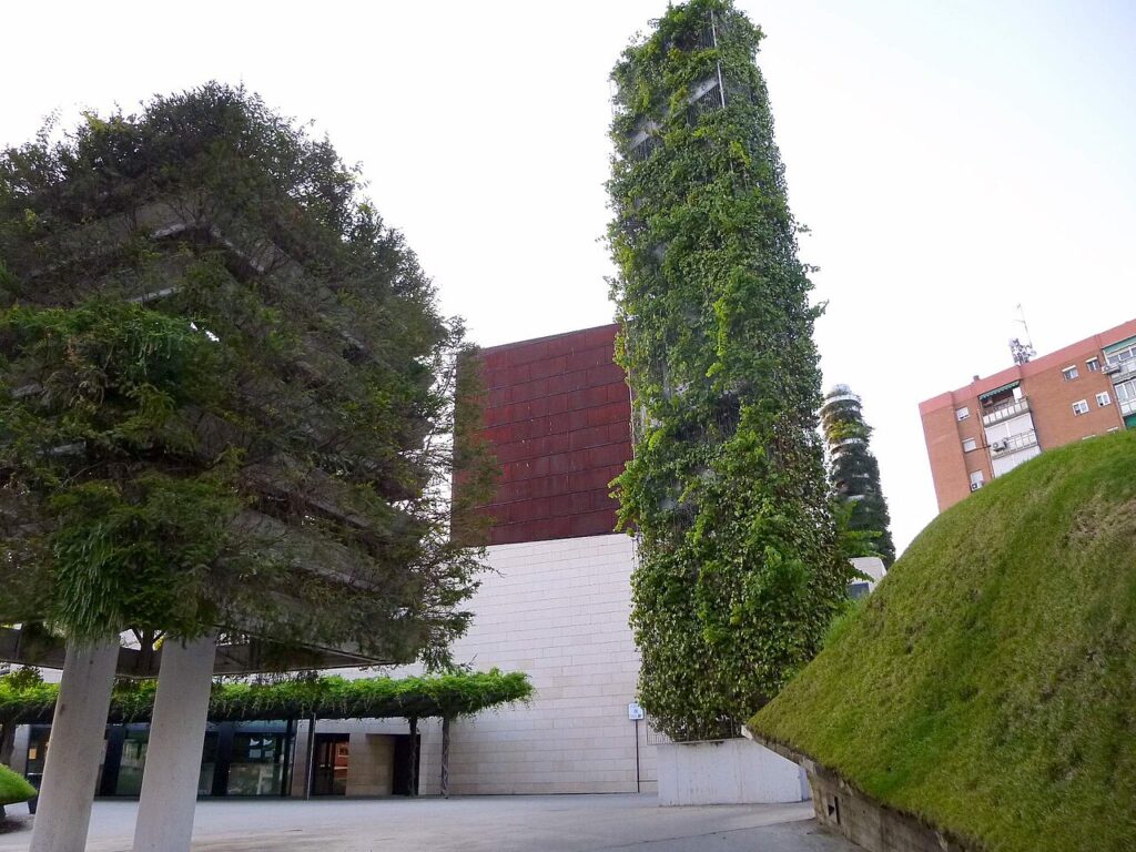 El Teatro del Bosque, frente al parque Finca Liana