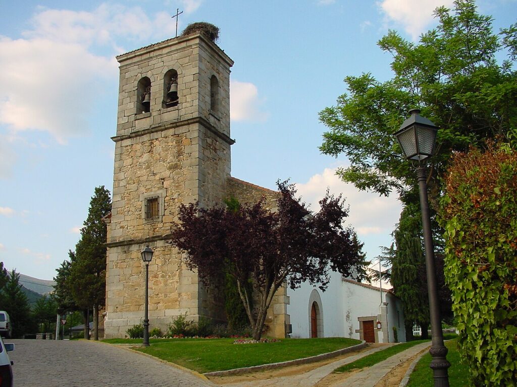 El campanario de la iglesia