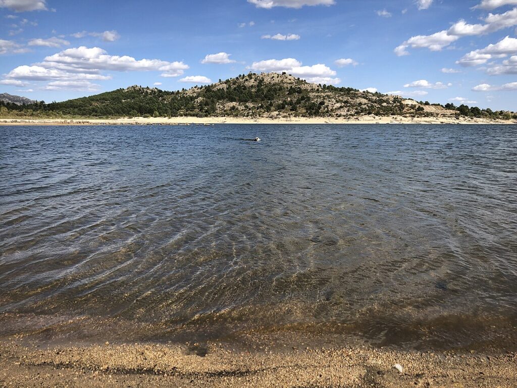 El embalse de Navacerrada, junto al pueblo