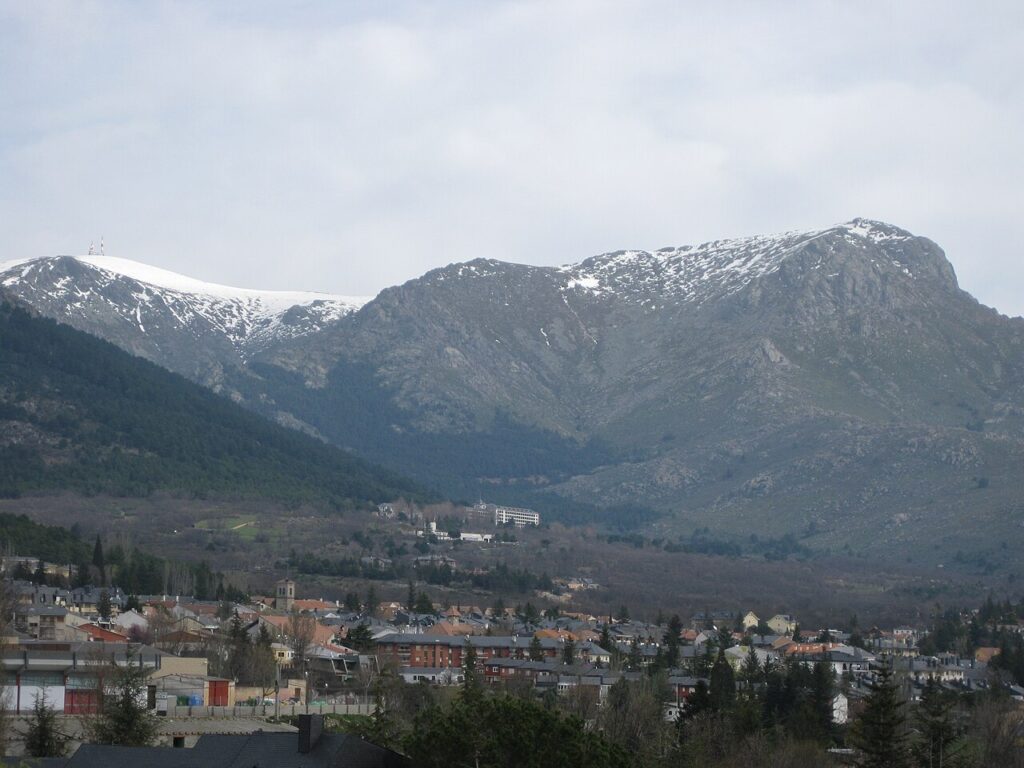 La Maliciosa con el pueblo de Navacerrada en primer plano
