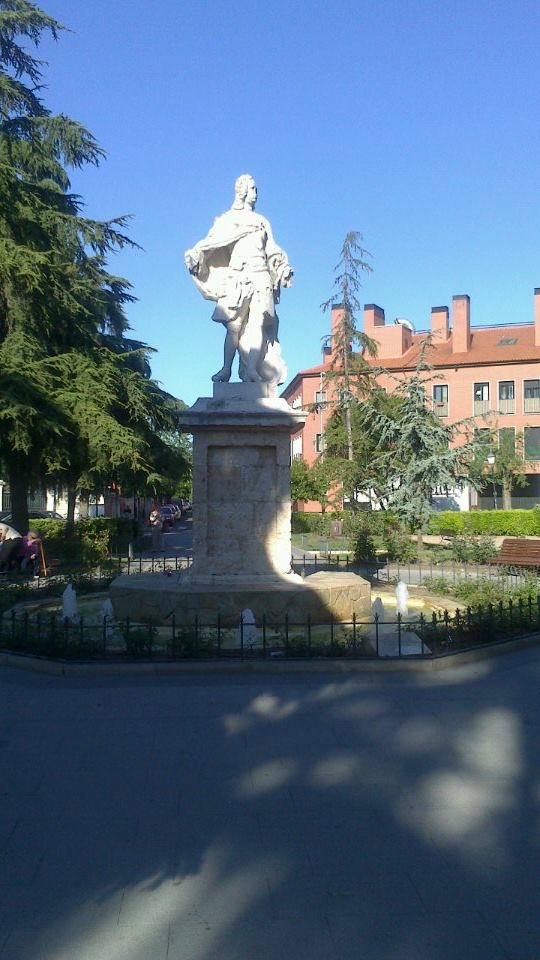 La estatua de Fernando VI en la plaza que lleva su nombre