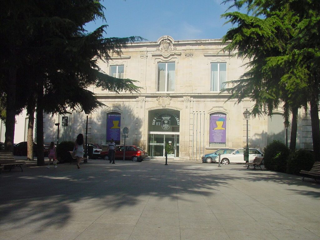 El Ayuntamiento, que integra la fachada de la antigua Real Fábrica