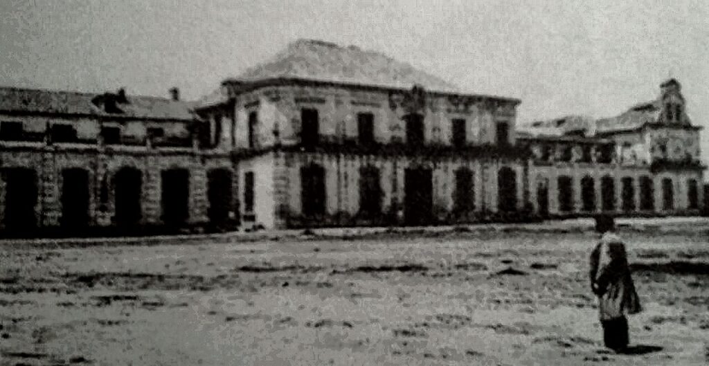 La fachada de la Real Fábrica de Paños de San Fernando en una fotografía de 1928