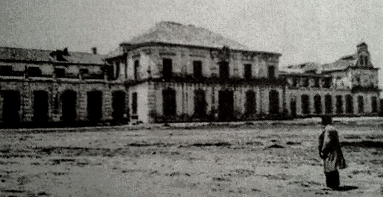 La fachada de la Real Fábrica de Paños de San Fernando en una fotografía de 1928