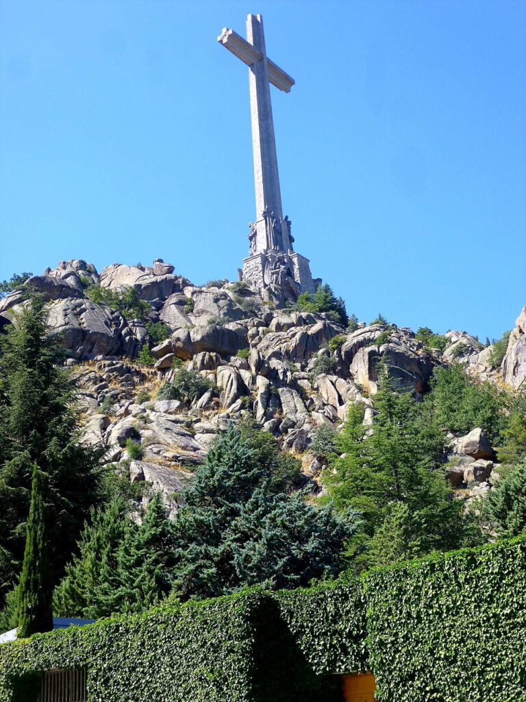 La cruz del Valle de Cuelgamuros, dentro del término municipal