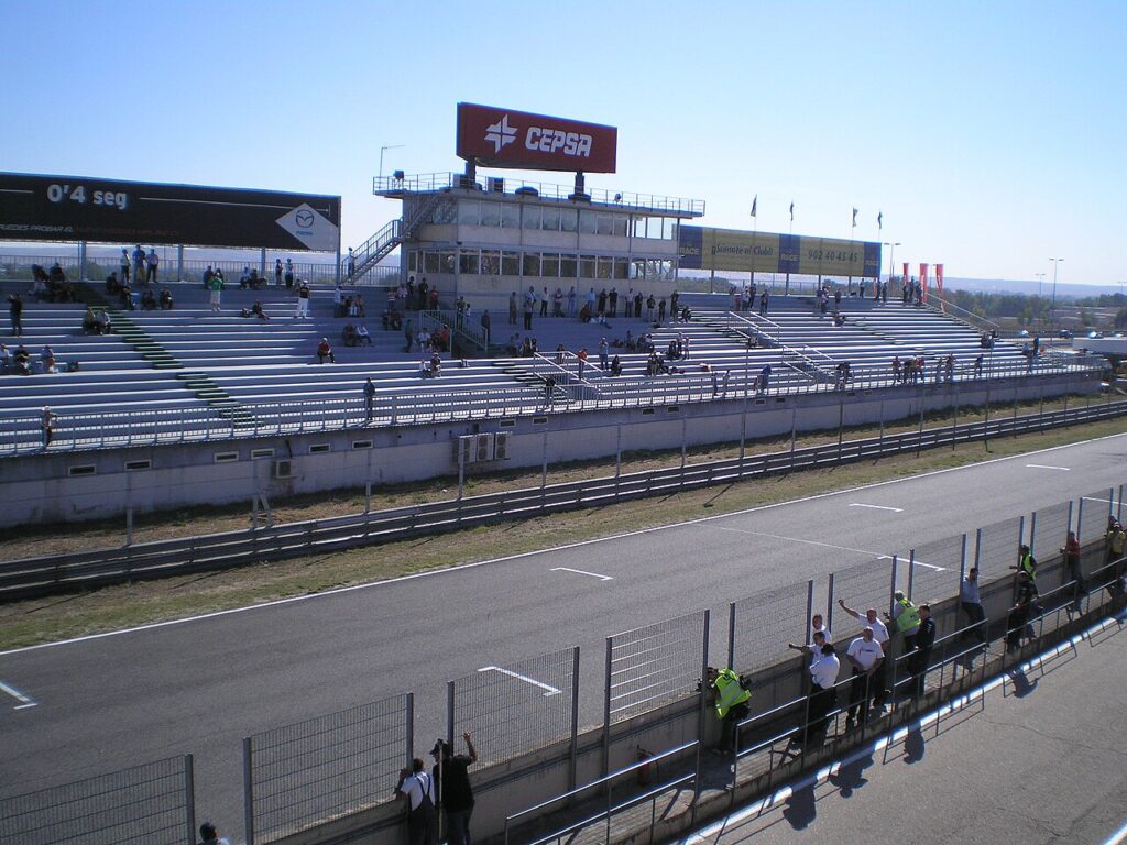 La tribuna de la recta del circuito del Jarama