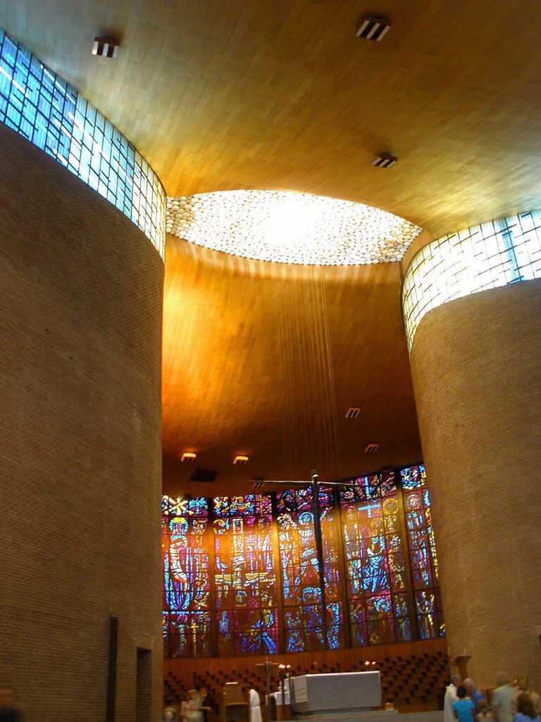 Interior de la iglesia de los Dominicos de Miguel Fisac