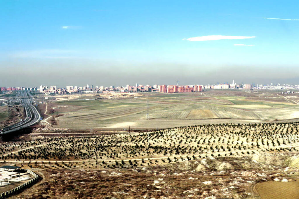 El cerro Almodóvar en 1991, al otro lado de la A-3