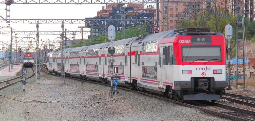 Un tren de Cercanías en la estación de Vallecas