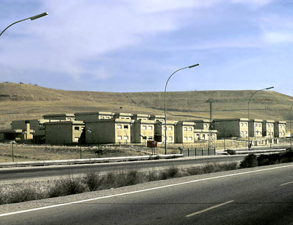 El instituto Santa Eugenia junto a la A-3 en 1974, pocos años después del nacimiento de la urbanización