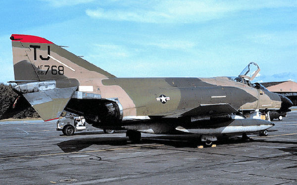 Un caza F-4 estadounidense en la base aérea de Torrejón hacia 1970