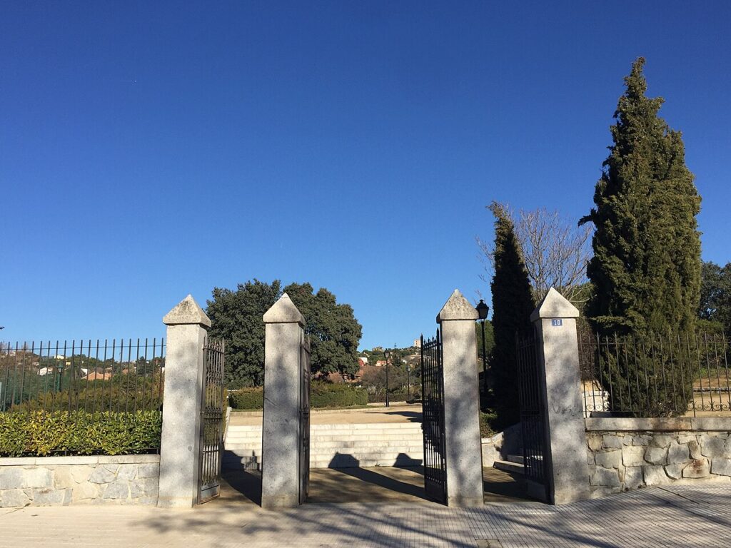Entrada al parque Pradogrande, en Torrelodones-Colonia