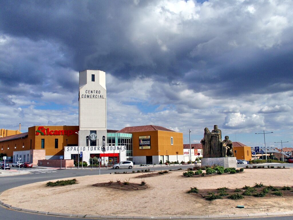 Monumento del VIII Centenario frente al centro comercial Espacio Torrelodones