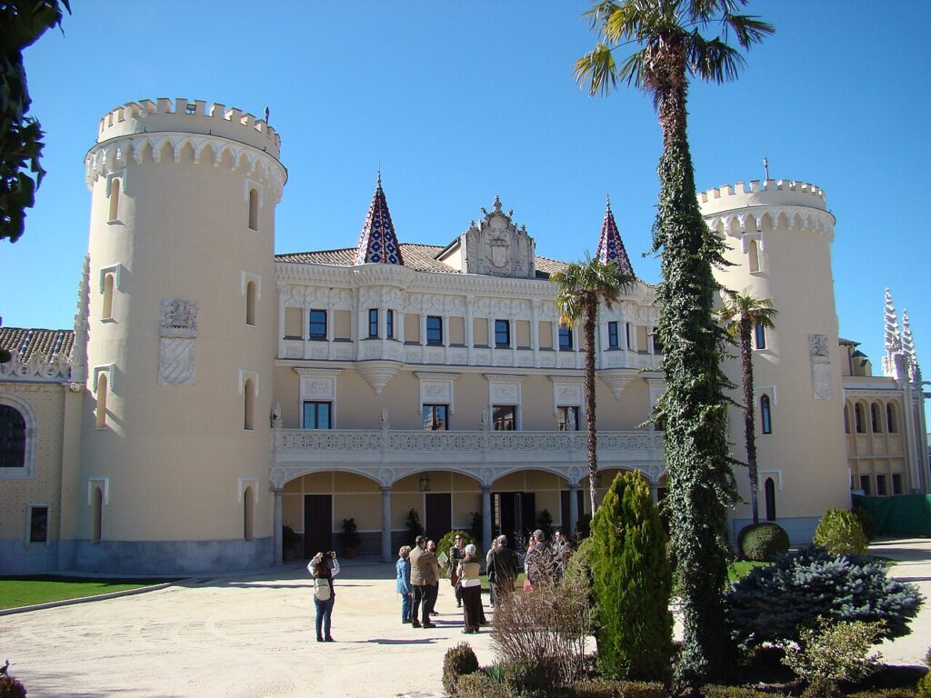 La fachada principal del castillo de Viñuelas
